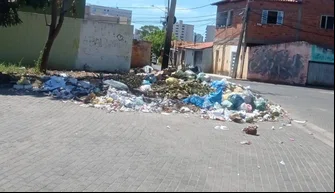 Lixo acumulado na frente do Parque da Cidadania