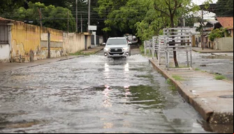 Chuva forte causa transtornos nas ruas de Teresina