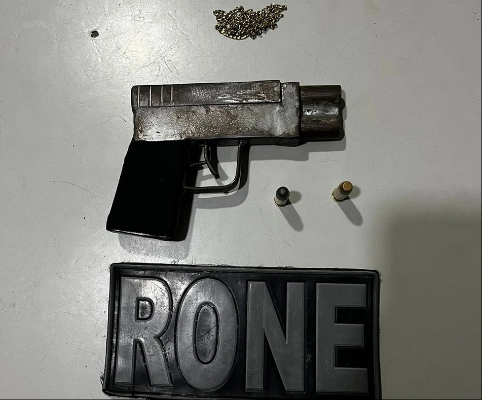 Arma e munições apreendidas pela Polícia Militar na zona Norte de Teresina.