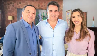 Ciro Nogueira ao lado do deputado Evaldo Gomes e da vereadora Fernanda Gomes