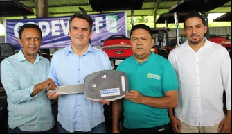 Senador Ciro Nogueira entrega tratores agrícolas para prefeitos no Piauí
