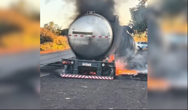 Incêndio atinge caminhão em Corrente