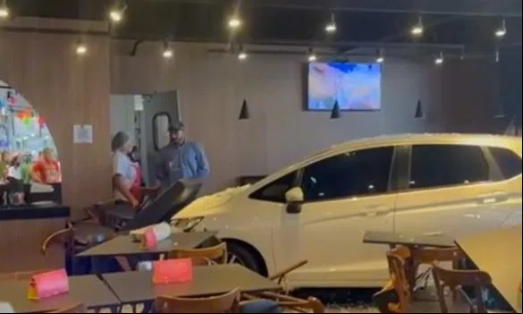 Carro invade restaurante]