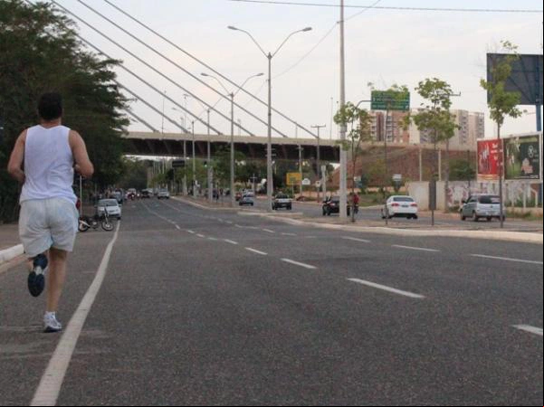 Alguns poucos carros e pessoas na Avenida Raul Lopes